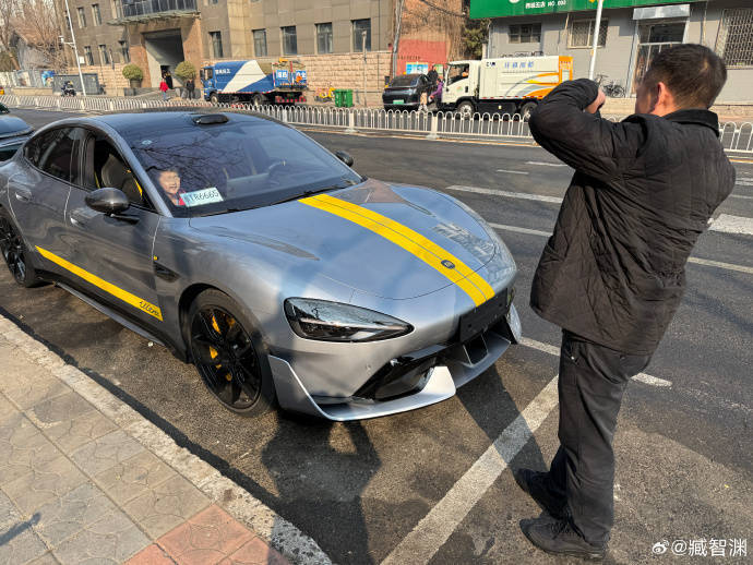 小孩哥下樓看小米SU7 Ultra<strong></p>
<p>不銹鋼板廠
</strong>，沖回家拿車模送車主:不銹鋼板廠
