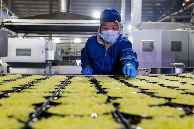 武陟縣：春節熱銷季 食品廠忙碌搶生產迎“開門紅”:鋼板樁生產廠
