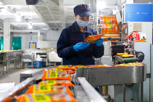 武陟縣：春節熱銷季 食品廠忙碌搶生產迎“開門紅”:鋼板樁生產廠
